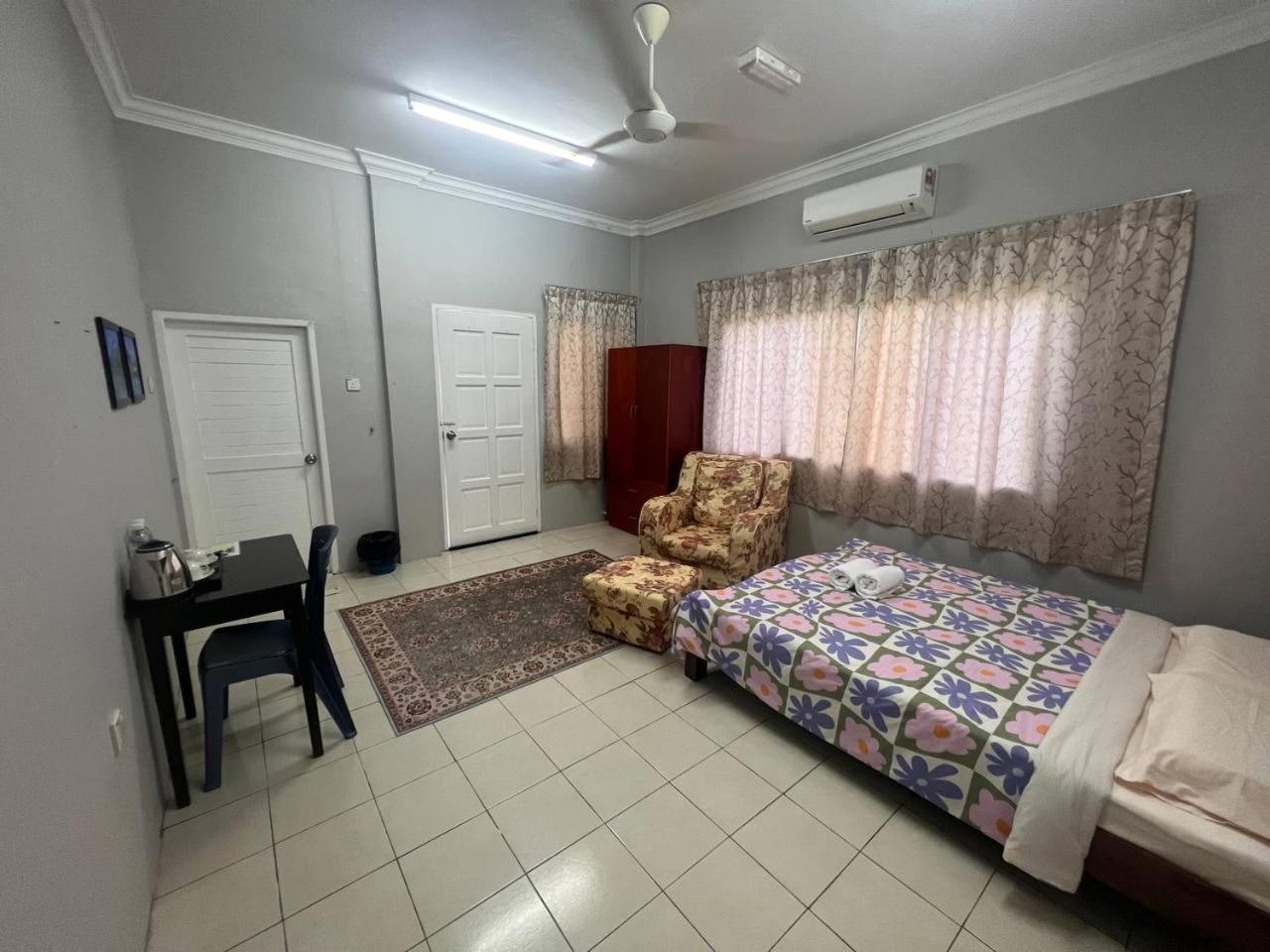 Hotel Putra Sentosa Retreat Camp, Sematan Habitación foto