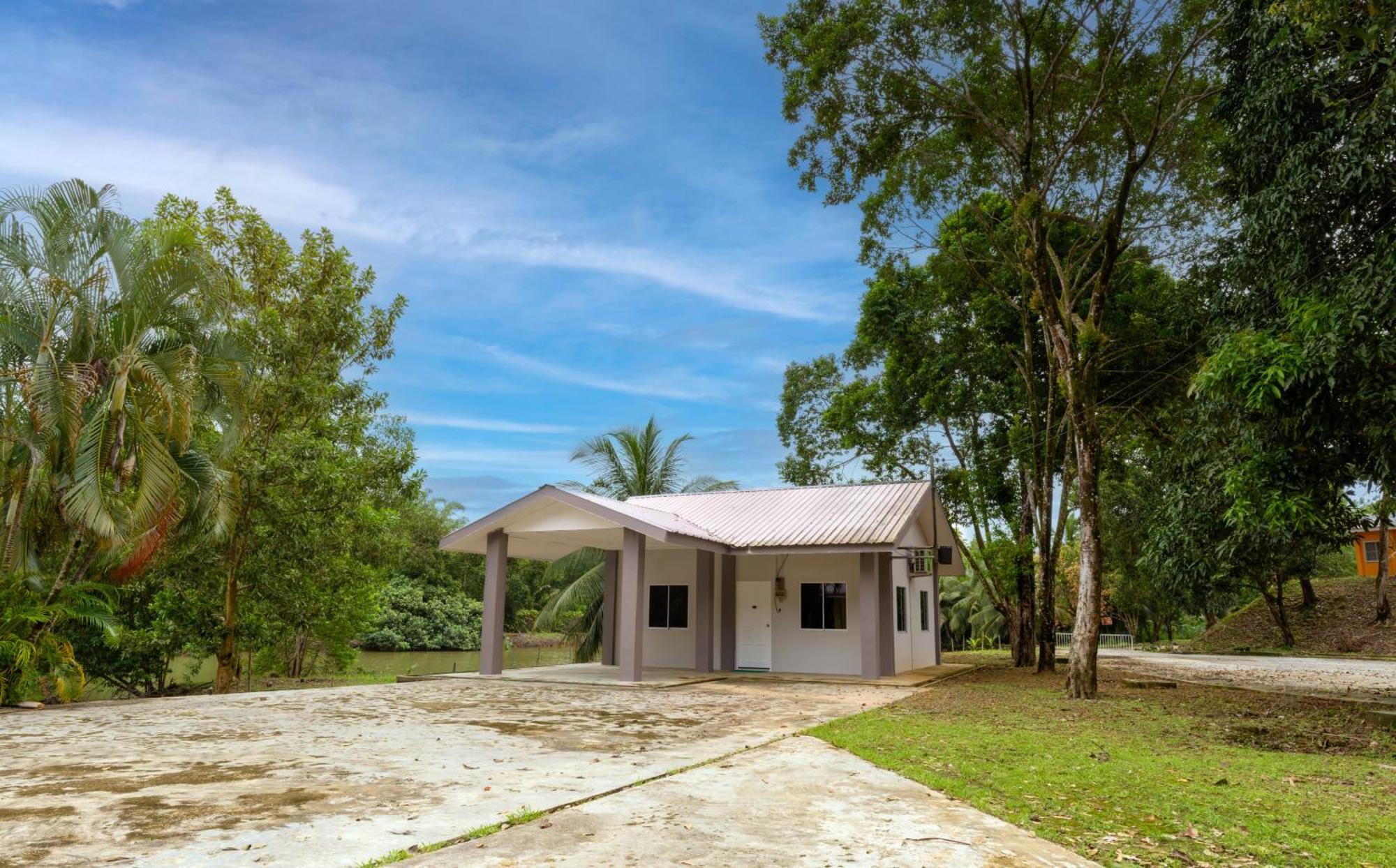 Hotel Putra Sentosa Retreat Camp, Sematan Exterior foto